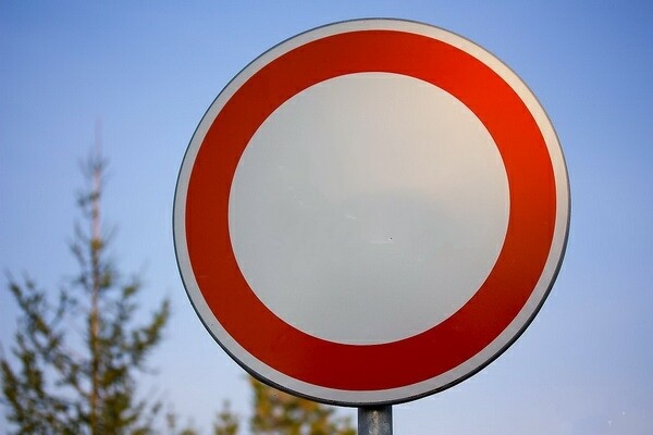 Что означает знак «Движение запрещено» и какие штрафы предусмотрены за его нарушение 